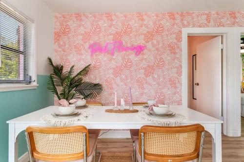 ダニーディンにあるPink Flamingoのギャラリーの写真