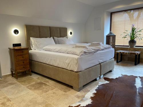 sypialnia z dużym łóżkiem i oknem w obiekcie Brezno Central Apartments w mieście Brezno