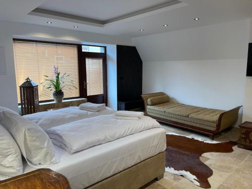 sypialnia z dużym łóżkiem i kanapą w obiekcie Brezno Central Apartments w mieście Brezno