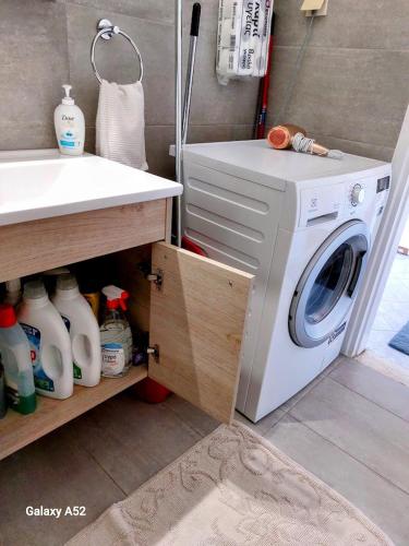 a bathroom with a washing machine and a sink at Jimmy’s Beautiful Sparta Home in Sparti