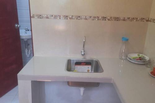 eine weiße Theke mit einem Waschbecken im Bad in der Unterkunft Kely 6 Apartamento 2do Piso in Lima
