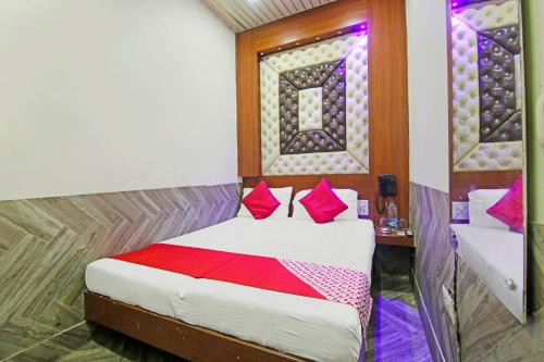 Łóżko lub łóżka w pokoju w obiekcie OYO Flagship Hotel Pink Palace