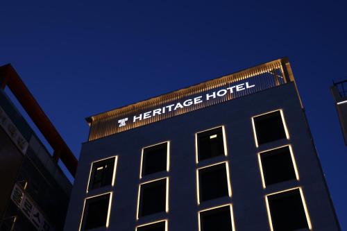 木浦市にあるFrom H Heritage Hotelの建物の上部にあるホテルの看板