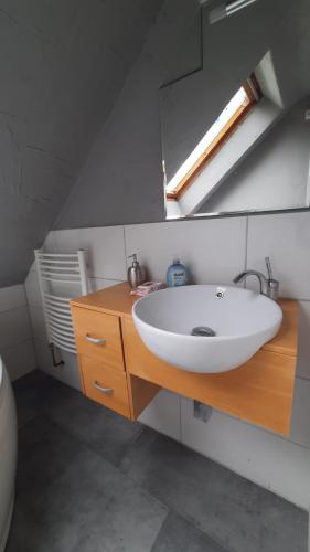 WardenburgにあるCountryHouseのバスルーム(白い洗面台、鏡付)
