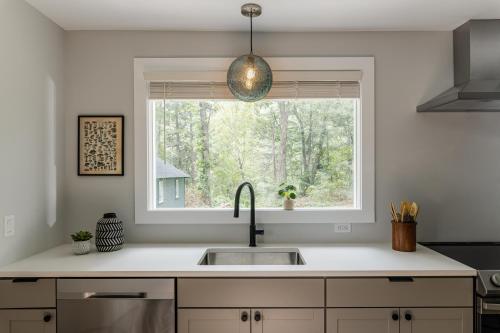 uma cozinha com um lavatório e uma janela em Perch Eagle House: Creek access + mountain views em Boiceville