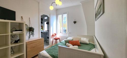 ein kleines Zimmer mit einem Bett und einem Stuhl in der Unterkunft Primavera : Beau 2-pièces proche Paris, RER B 450m in Gentilly