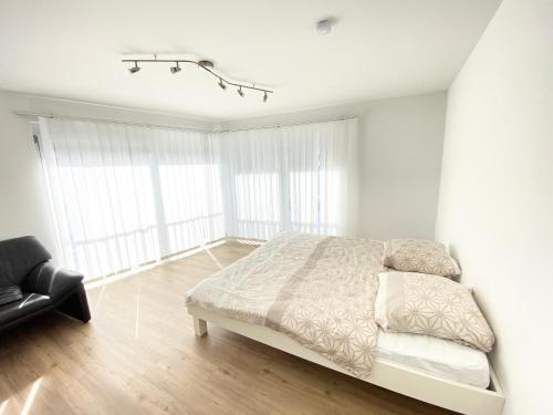 Rúm í herbergi á Modern One Bedroom + Bathroom Apartment, 10 min from Basel City