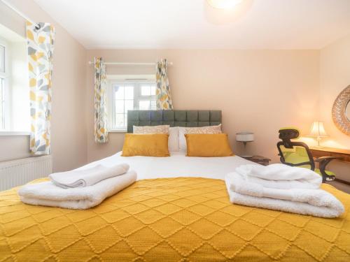 Ένα ή περισσότερα κρεβάτια σε δωμάτιο στο Lovely cosy gem with free parking Pass the Keys