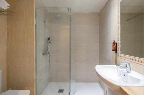 a bathroom with a shower and a sink at Hotel Parasol by Dorobe in Torremolinos