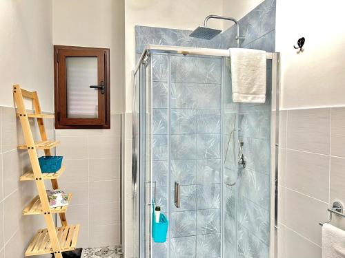 baño con ducha y puerta de cristal en Casa Celeste, en Siracusa