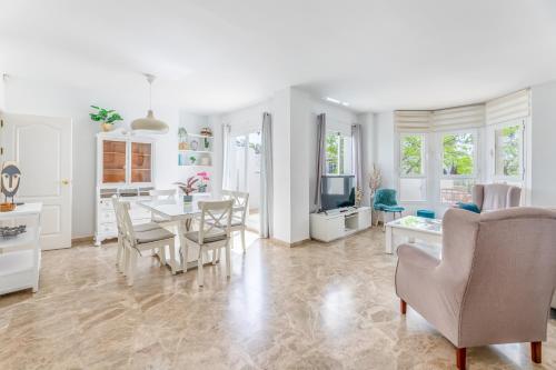 una cucina e un soggiorno con tavolo e sedie di Apartamento Puerto Banús IV a Marbella