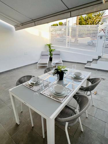 a white table and chairs in a room at Casa céntrica a estrenar in Adeje