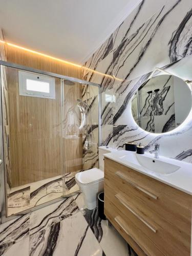a bathroom with a sink and a toilet at Casa céntrica a estrenar in Adeje