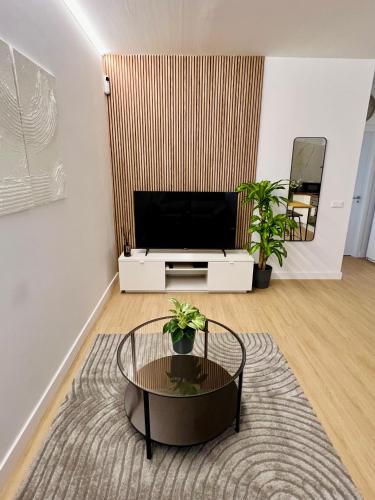 a living room with a tv and a coffee table at Casa céntrica a estrenar in Adeje