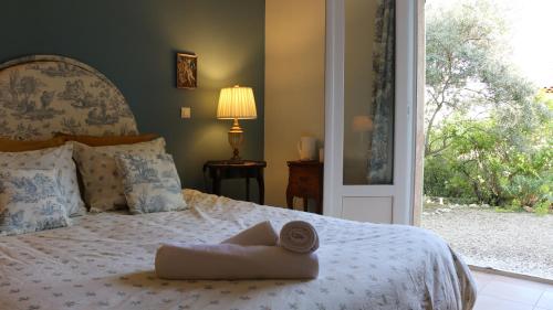 Un dormitorio con una cama con una toalla. en Les Chambres de Fanny, en Cabrières-dʼAigues