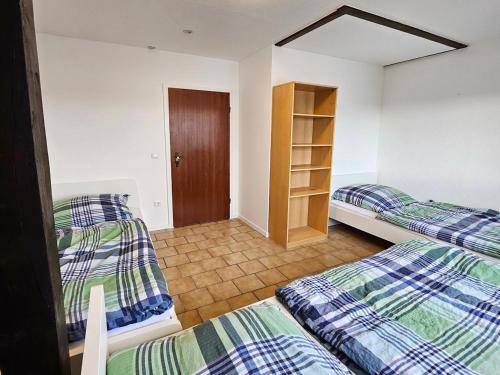 1 dormitorio con 2 camas y armario en Work & Stay Apartments in Leverkusen en Leverkusen