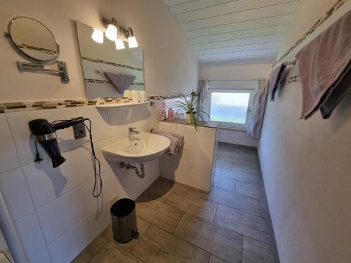 een badkamer met een wastafel en een spiegel bij Bei Schneider's in Ruhpolding