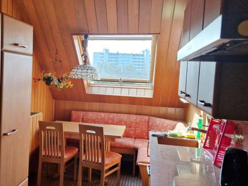 una pequeña cocina con mesa y sofá en Work & Stay Apartments in Leverkusen en Leverkusen