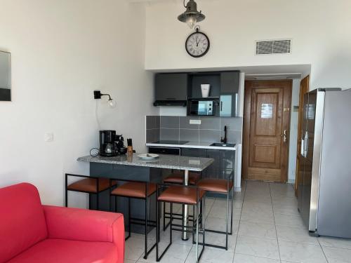 une cuisine avec un comptoir et des tabourets dans une pièce dans l'établissement Les Pieds dans l'Eau, à La Croix-Valmer