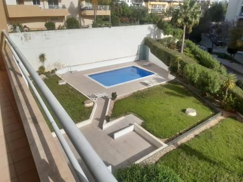 uma vista aérea de um quintal com uma piscina em Marina Apartment em Portimão