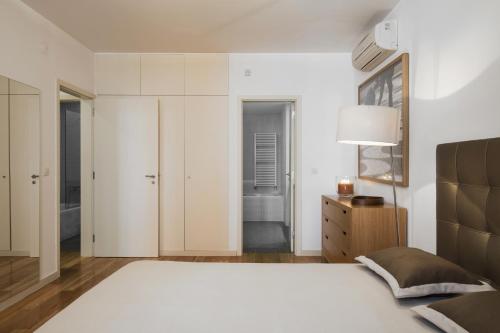 מיטה או מיטות בחדר ב-MyPlaceLisbon - Luxury Castle Apartment