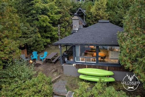 una vista aérea de una casa con dos frisbees verdes en Le1615 - Lac, Quai privé- Les chalets dans le nord, en Val-David