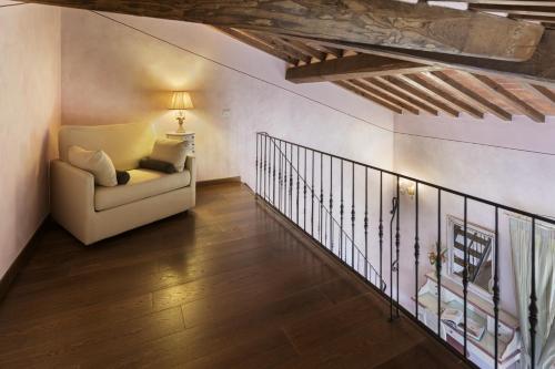a living room with a couch and a staircase at Relais la Leopoldina in Bettolle