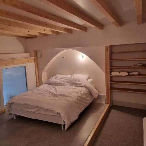 Ce lit se trouve dans une chambre dotée d'un plafond voûté. dans l'établissement Coq bleu, à Reims