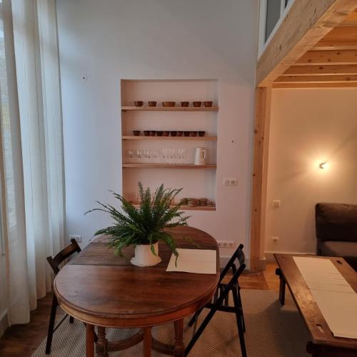d'une salle à manger avec une table en bois et une plante. dans l'établissement Coq bleu, à Reims