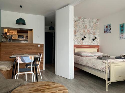 une petite chambre avec un lit et une cuisine dans l'établissement Chamois blanc / Chamonix, à Chamonix-Mont-Blanc