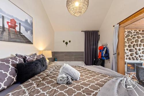 a bedroom with a bed with a stuffed animal on it at Le1617 - Quai privé, Lac-Les chalets dans le nord in Sainte-Lucie-de-Doncaster