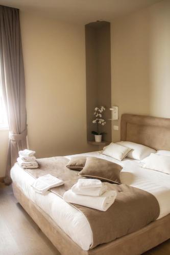 a bedroom with two beds with towels on them at Il Sanfilippo in Naples