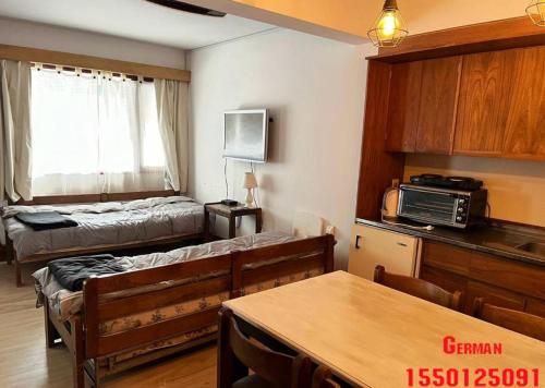 - une chambre avec un lit et une table dans l'établissement Hermoso departamento frente a las montañas, à Los Penitentes