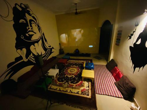 Habitación con cama y pintura en la pared en Rudra_HomeStay, en Varanasi