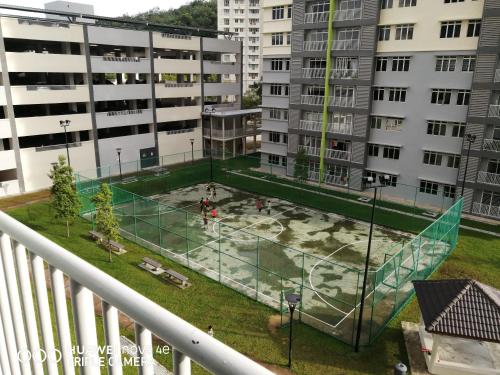 - une vue depuis le balcon d'un appartement avec un court de tennis dans l'établissement Jannah Guest House Putrajaya, à Putrajaya