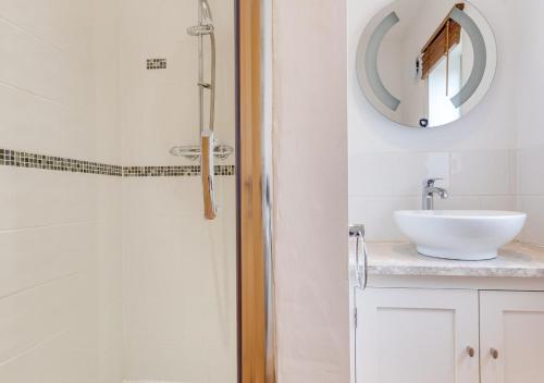 ReephamにあるPartridge Lodgeの白い洗面台と鏡のあるバスルーム