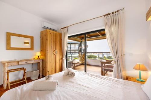 een slaapkamer met een groot wit bed en een balkon bij Spacious Apartment with Sea View in Lagos