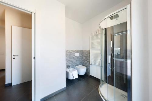 uma casa de banho com uma cabina de duche em vidro e um WC. em Casa Mario em Levanto