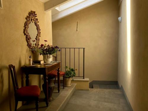 a hallway with a table and a mirror on the wall at Casa Pisterna in Acqui Terme