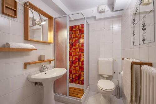 y baño con aseo, lavabo y ducha. en [10 min. da Courmayeur] Elegante Appartamento, en Pré-Saint-Didier