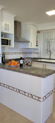 Kuchyň nebo kuchyňský kout v ubytování Apartamento en primera línea, Les Palmeretes