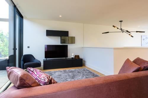 Μια τηλεόραση ή/και κέντρο ψυχαγωγίας στο 12, Apartments, 4-6 Pers, Central, Stunning View, Near Supermarket & Public Transport