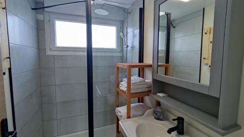 une salle de bain avec un lavabo et un miroir dans l'établissement Détente au gré des marées, à Berck-sur-Mer