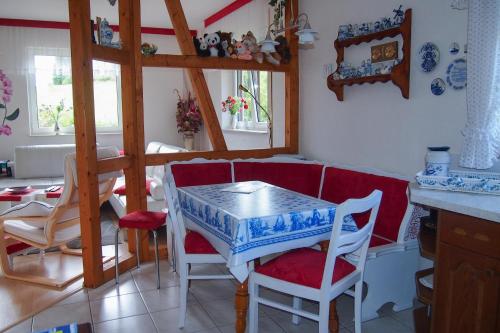 uma cozinha com mesa e cadeiras num quarto em Ferienwohnung am Domberg em Suhl