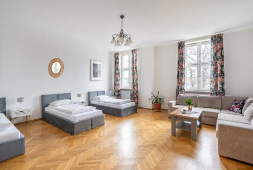 sala de estar con 2 camas y sofá en Hostel Zakatek ulica Legionow, en Bielsko-Biala
