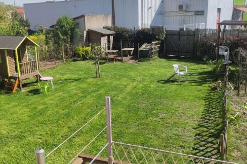 une cour avec deux chaises et une clôture dans l'établissement appartement indépendant proche circuit 24h, 1 chambre, à Arnage