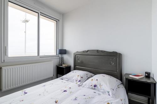 1 dormitorio con cama y ventana en RDC FACE A LA MER, en Dunkerque