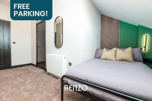 德比的住宿－Inviting 2-bed Apartment in Derby by Renzo, Free Parking, Newly Refurbished!，一间卧室设有一张床和绿色白色的墙壁