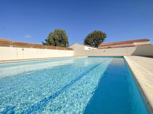 - une piscine d'eau bleue dans l'établissement Maison mitoyenne au calme quartier de la Marcelliere, à Les Sables-dʼOlonne