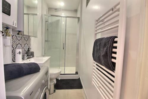 une salle de bain avec toilettes, lavabo et douche dans l'établissement Le Cocon De Pleyel, à Saint-Denis